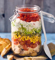 Schichtsalat mit Gyroshähnchen