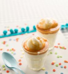 Gelado de iogurte com molho de caramelo