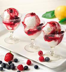 Sorbetto ai limoni con salsa ai frutti di bosco