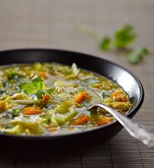 Kari polévka s červenou čočkou a batáty