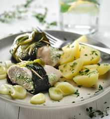 Kuřecí kapsy s pórkem, bylinkami a vařenými bramborami