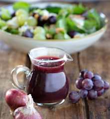 Aliño de vino dulce añejo con ensalada de hojas verdes