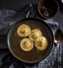Bouillon d'agneau et ravioli farcis à la courge musquée