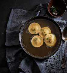 Raviolis de calabaza asada y ricota en caldo de cordero en cocción lenta