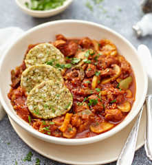 Goulash van soja met knoedels