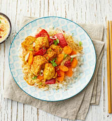 Pollo speziato con salsa yogurt e verdure