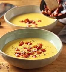 Erdäpfelcremesuppe mit Leberkäse-Croutons