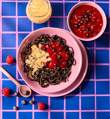 Schokoladenspätzle in Vanillesauce und Beerenkompott