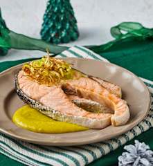 Salmone in salsa al curry con anelli di porro croccante