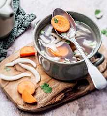 Bouillon détox au fenouil, coriandre, carotte et oignon