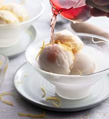 Buttermilch-Zitronen-Eis mit Hagebuttensauce