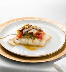 Bacalao con fritada de pimientos y boletus
