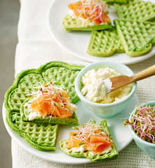 Gaufres vertes aux épinards, saumon fumé et graines germées