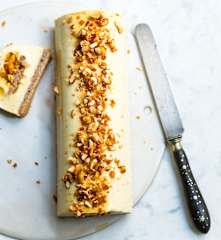 Bûche à la vanille, noisettes et cacahuètes