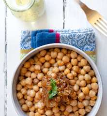 Ensalada de garbanzos con cebolla caramelizada