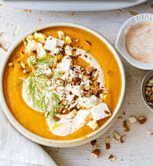 Velouté de carottes au gingembre, dés de feta et amandes grillées