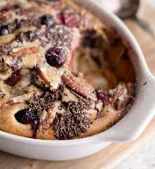 Aveia no forno com chocolate negro e frutos vermelhos