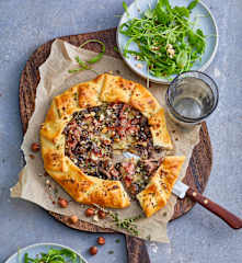 Tarte rustique aux champignons, bacon et noisettes