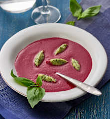 Crema di barbabietole con quenelle alle erbe aromatiche