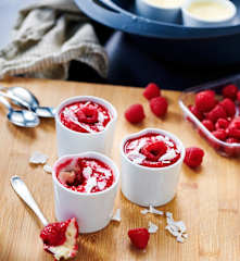 Kokos-Cheesecakes mit Himbeeren