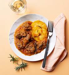 Goulash de ternera con patatas y manzana