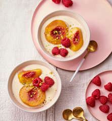 Pêches pochées à la vanille, yaourt soja vanillé et framboises