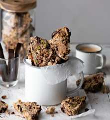 Biscotti con frutos secos y cucharita de chocolate