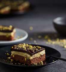 Tarta de chocolate con crema de pistaches y glaseado espejo