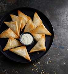 Samosas vegetarianas de boloñesa de lentejas y berenjena