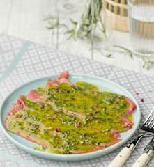 Carpaccio di manzo marinato alle erbe