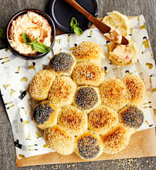 Fußballbrot mit Paprikadip