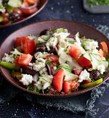 Ensalada de verduras con queso feta y aceituna negra