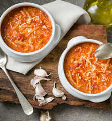 Sopa de ajo con tomate