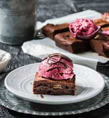 Brownie con helado de queso cremoso y frutos rojos