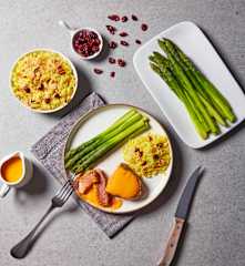Menù: Filetto di manzo con contorno di asparagi, riso e salsa ai mirtilli rossi GIUSTA