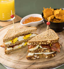 Club Sandwich uovo, bacon con chips di zucca e salsa agrodolce