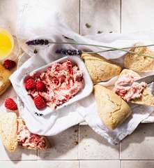 Scones con mantequilla de frambuesa