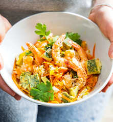 Riz frit aux légumes, omelette et crevettes