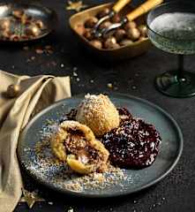 Nougatknödel mit Nussbröseln und Zwetschkenröster (vegan)
