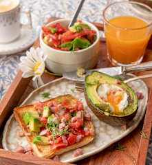 Avocado ripieno e insalata di pomodori