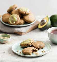 Ciastka ryżowo-migdałowe z herbatą matcha i lukrem z awokado
