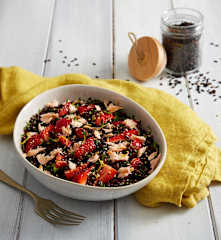 Insalata riso venere, salmone e fragole