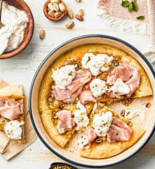 Pizza au pesto de pistaches, fromage stracciatella et mortadelle