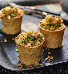 Pečené bramborové mističky se zeleninovou náplní