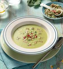 Kohlrabi-Erbsen-Cremesuppe mit Radieschen