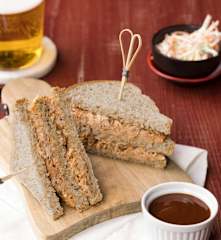 Club Sandwich con maiale, coleslaw e salsa barbecue