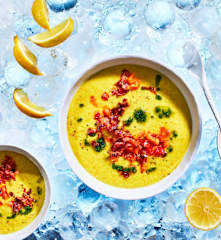Gelbe Gazpacho mit Bacon-Chips