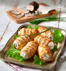 Cannoli ripieni di crema ai formaggi e tartufo nero
