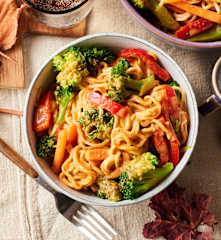 Mie-Nudeln mit Gemüse in Kokos-Erdnuss-Sauce