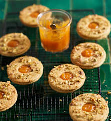 Bolachas de pistácio com doce de nêspera